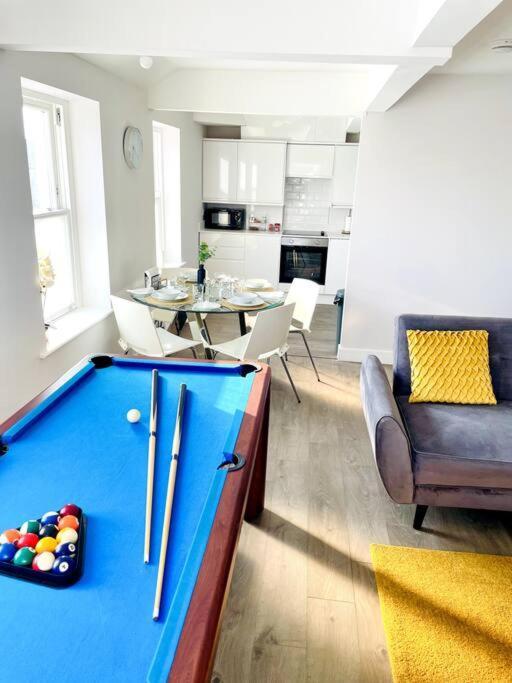 Апартаменты Royal Harbour Retreat Sea Views & Pool Table Рамсггейт Экстерьер фото